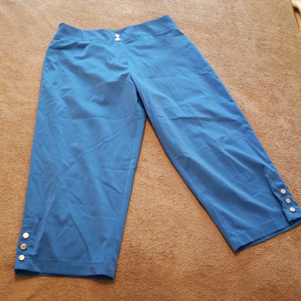 New Tail Golf Capris Size 8